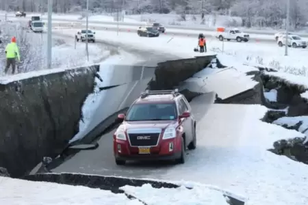 Sismo de 7.3 sacude Alaska.