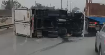 Camión terminó volcado en autopista Ramiro Prialé