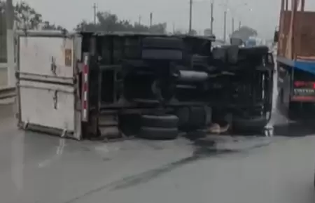 Camin termin volcado en autopista Ramiro Prial