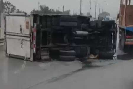 Camin termin volcado en autopista Ramiro Prial
