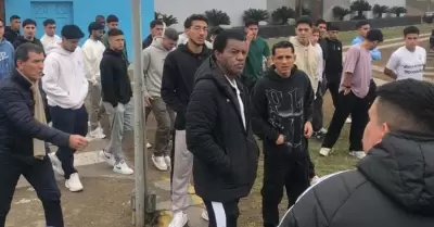 Hinchas de Sporting Cristal irrumpieron en La Florida para 'apretar' a jugadores
