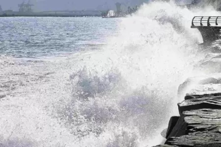 Fuerte oleaje en el litoral peruano.