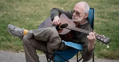 Un hombre tocando la guitarra.