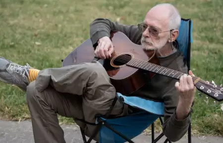 Un hombre tocando la guitarra.