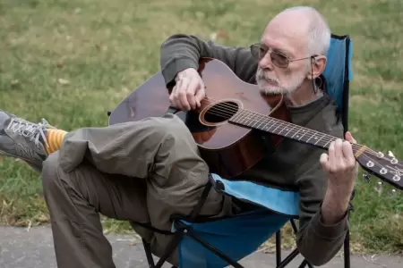 Un hombre tocando la guitarra.