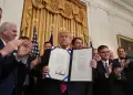 Donald Trump firm la 'Ley Genius' que regula el uso de la criptomonedas en Estados Unidos