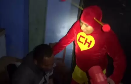 Un efectivo disfrazado como el Chapuln Colorado.