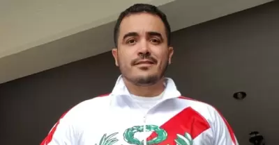 El diseñador Yirko Sivirich con una de sus casacas y el escudo patrio.