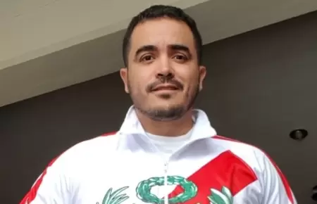 El diseador Yirko Sivirich con una de sus casacas y el escudo patrio.