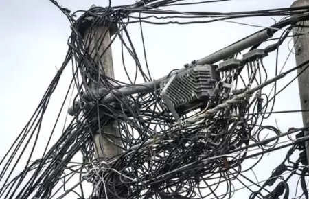 Fiscala advierte sobre peligros de maraas de cables en el Rmac.