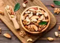 Ni pistachos ni almendras: Conoce el FRUTO seco que ayuda a controlar el colesterol y protege los huesos