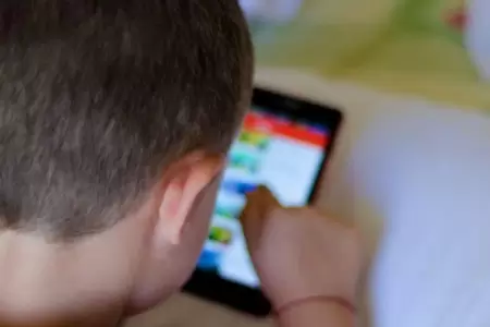 Expertos advierten de peligros en uso de smartphones en menores.