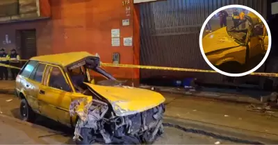 Auto se estrella contra portón de negocio en Independencia