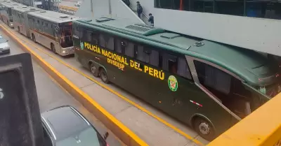Bus de la PNP queda atascado en vía del Metropolitano