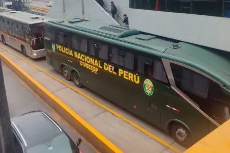 Bus de la PNP queda atascado en va del Metropolitano