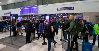 Pasajeros afectados por desfile de la FAP.