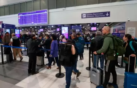 Pasajeros afectados por desfile de la FAP.
