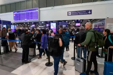 Pasajeros afectados por desfile de la FAP.