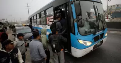 Suspenden paro de transportistas en Lima.