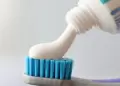 Advierten riesgo de efectos adversos por fluoruro de estaos en 14 marcas de pasta dental. Aqu la lista