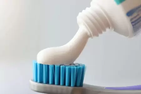 Advierten presencia de fluoruro de estaos en 14 marcas de pasta dental.