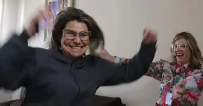 La ganadora celebrando por el premio que se ganó.