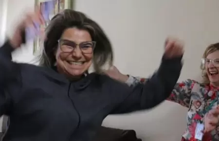 La ganadora celebrando por el premio que se gan.
