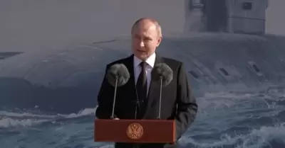 Vladimir Putin sobre un submarino nuevo.
