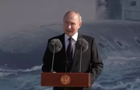 Vladimir Putin sobre un submarino nuevo.