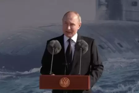 Vladimir Putin sobre un submarino nuevo.
