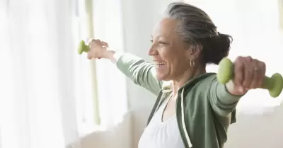 Una mujer ejercitndose.