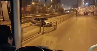 Auto se accidentó en Comas e invadió vía exclusiva del Metropolitano.
