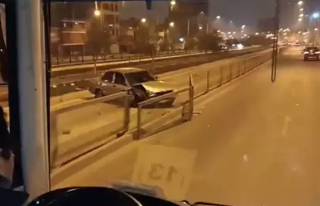 Auto se accident en Comas e invadi va exclusiva del Metropolitano.