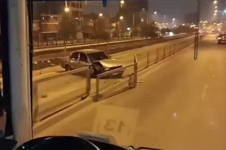 Auto se accident en Comas e invadi va exclusiva del Metropolitano.