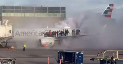 Avión de American Airlines echando humo.