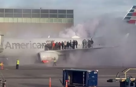 Avin de American Airlines echando humo.