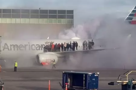 Avin de American Airlines echando humo.