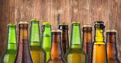 Estudio encuentra microplásticas en botellas de vidrio.