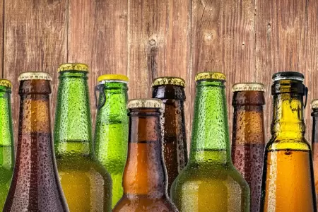 Estudio encuentra microplsticas en botellas de vidrio.