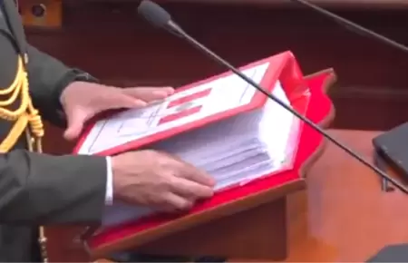Extensa cantidad de hojas del mensaje presidencial de Dina Boluarte