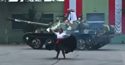 Tanque baila marinera en la Gran Parada Militar