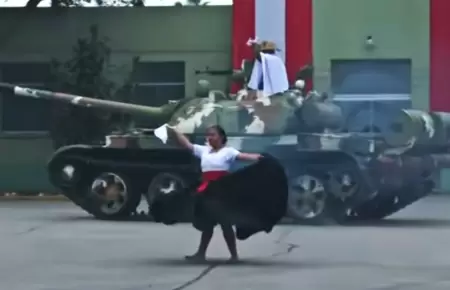 Tanque baila marinera en la Gran Parada Militar