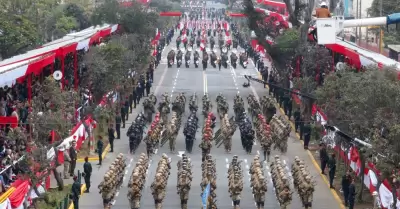 Gran Parada Militar por Fiestas Patrias en la Av. Brasil.