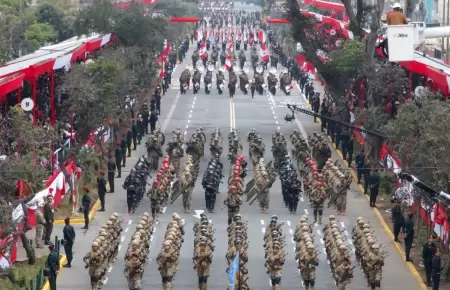 Gran Parada Militar por Fiestas Patrias en la Av. Brasil.