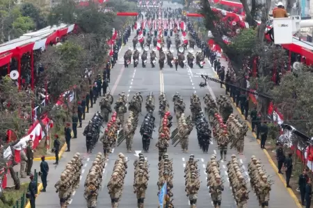 Gran Parada Militar por Fiestas Patrias en la Av. Brasil.