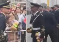 Policas regalan ositos de peluche a nios y adultos mayores durante la Gran Parada Militar