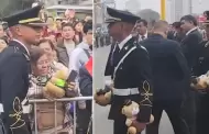 Policas regalan ositos de peluche a nios y adultos mayores durante la Gran Parada Militar