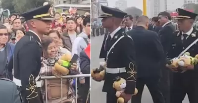 Policías reparten ositos de peluche