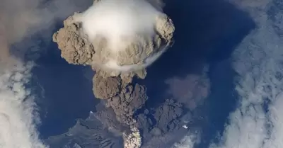 Volcn Kliuchevskoi erupciona en Rusia.
