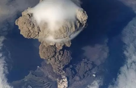 Volcn Kliuchevskoi erupciona en Rusia.